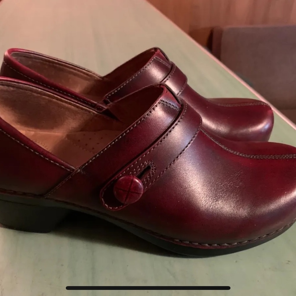 Dansko Womens Red Leather Solstice Slip On Button Clogs US 8.5 - 9  EU 39